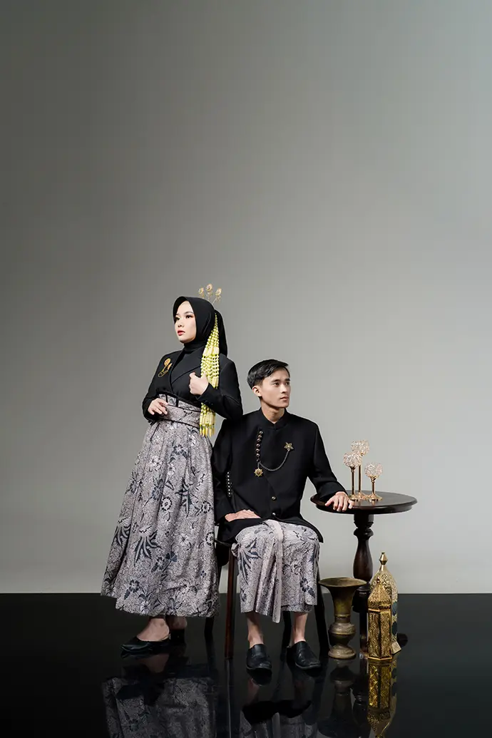 Foto Prewedding Adat Jawa Berhijab warna Hitam