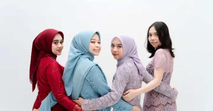 Pose Foto Wisuda Pelukan Hangat