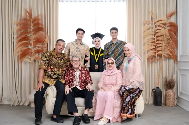 Pose Foto Wisudah Klasik