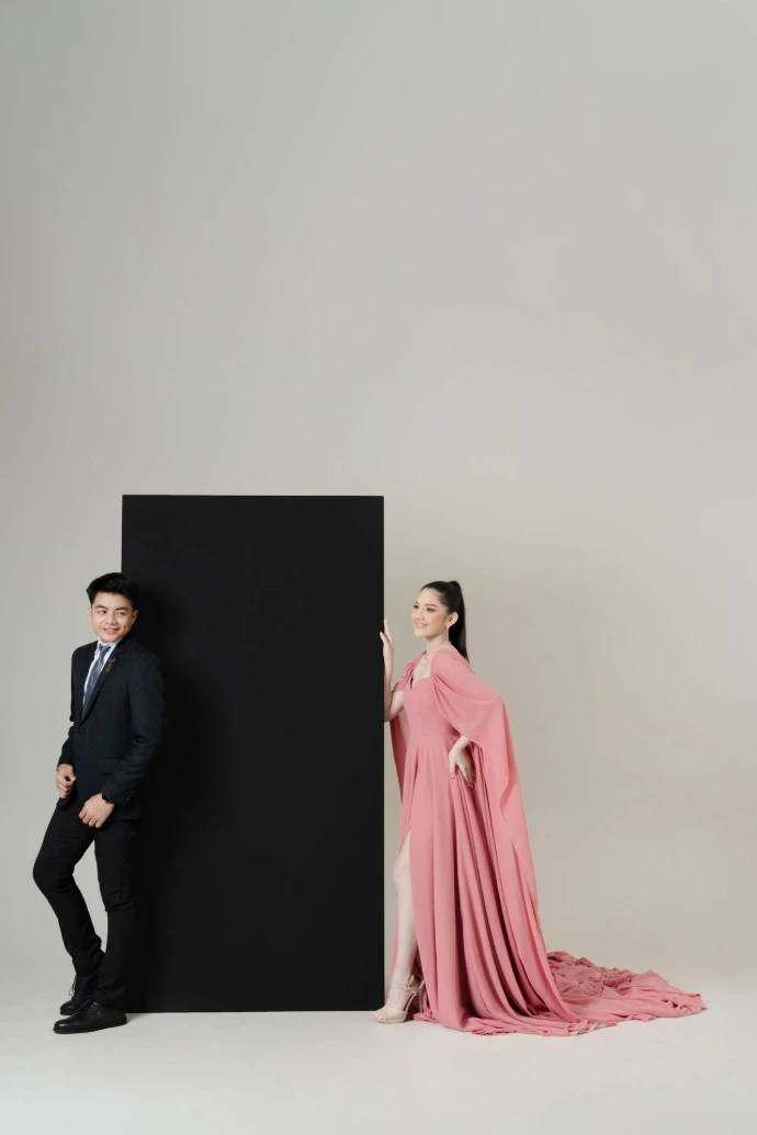 Foto Prewedding gaun Merah muda