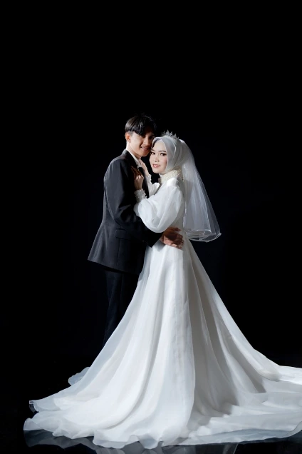 Foto Prewedding konsep jas & gaun di cikarang