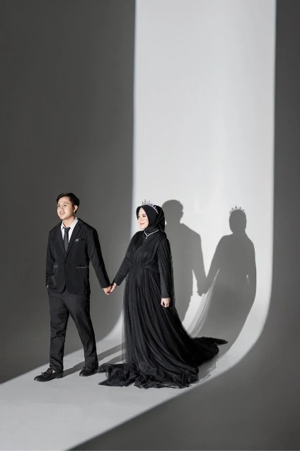 Foto Prewedding konsep jas & gaun warna hitam