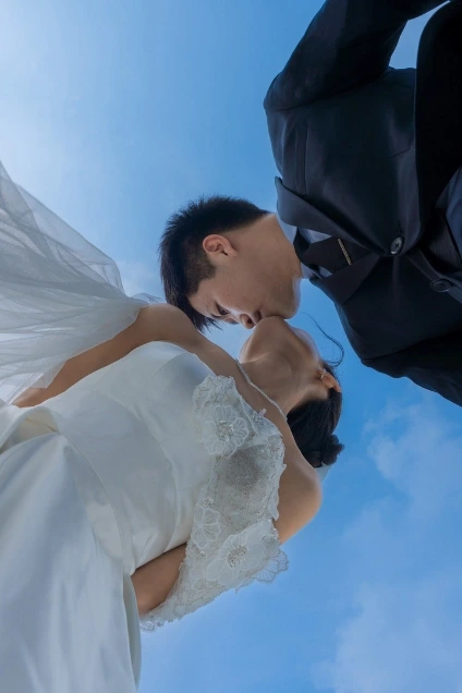 Foto Prewedding konsep jas & gaun background langit